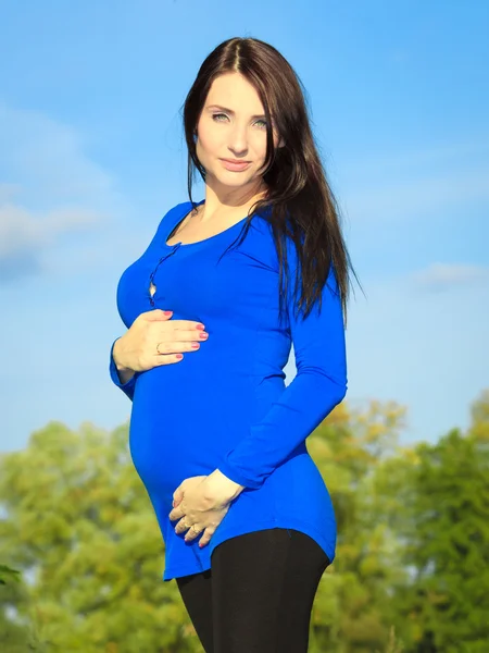 リラックスした妊娠中の女性 — ストック写真