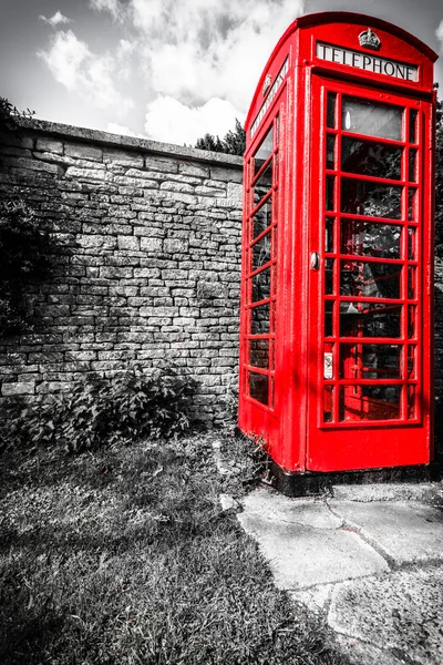 Традиционная красная телефонная будка Великобритании — стоковое фото