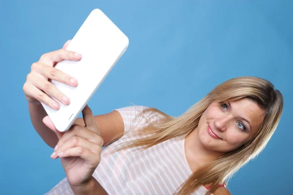 Jovem mulher usando computador tablet — Fotografia de Stock