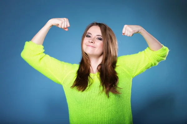 Girl shows her muscles — Stock Photo, Image