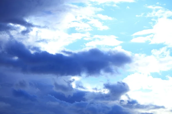 Céu azul com nuvens de tempestade — Fotografia de Stock