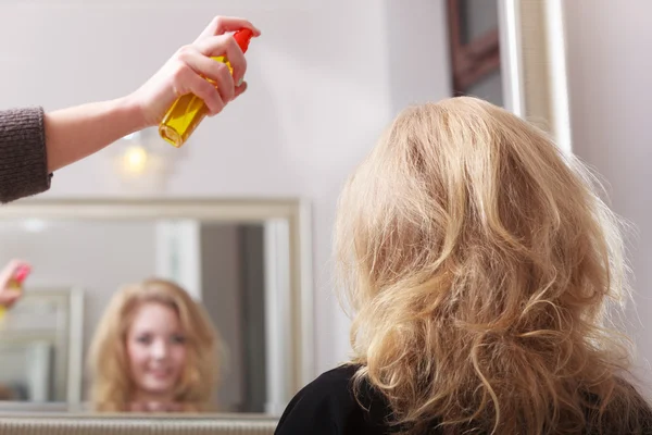 Femme dans salon de beauté coiffure — Photo