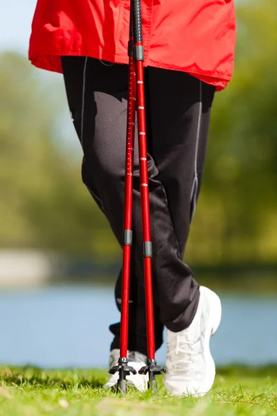 Anziani nordic walking femminile — Foto Stock