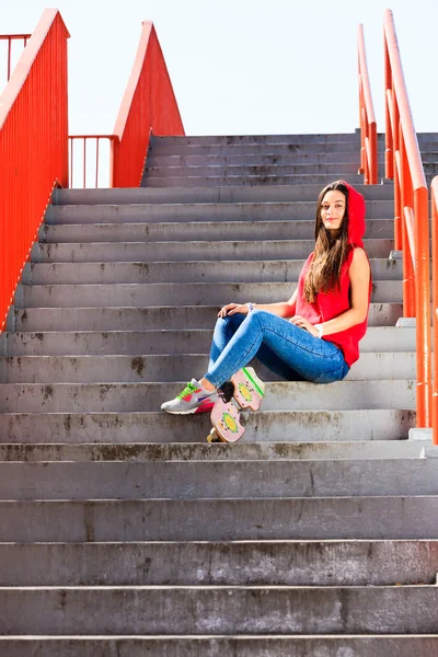 Meisje schaatser zit — Stockfoto