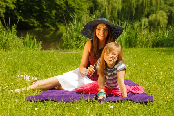 Mother and daughter  having picnic in park — Stock Photo, Image