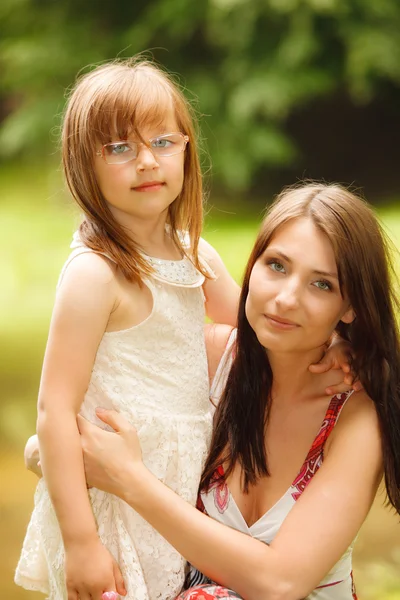 Ragazzina abbracciando sua madre — Foto Stock