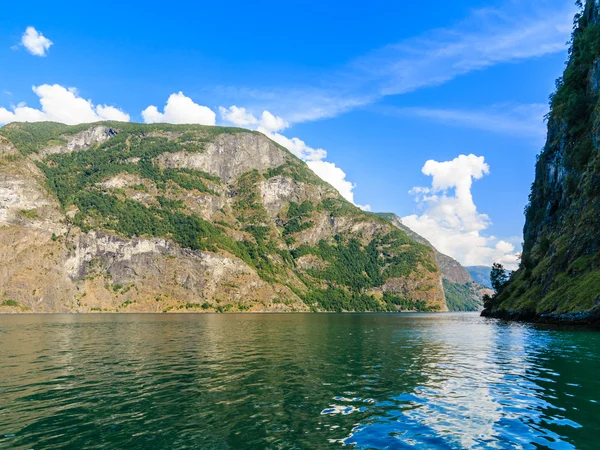 Toerisme en reizen. bergen en fjord in Noorwegen. — Stockfoto