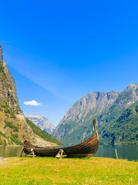 Gammel vikingbåt på land . – stockfoto
