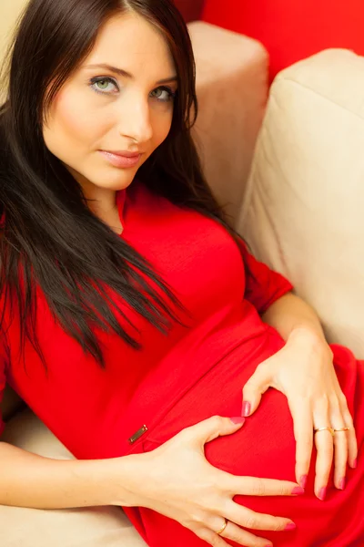 Mulher grávida faz a forma do coração sobre a barriga — Fotografia de Stock