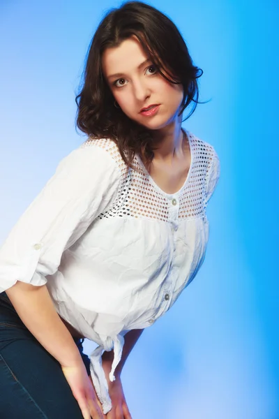 Mujer posando en estudio — Foto de Stock