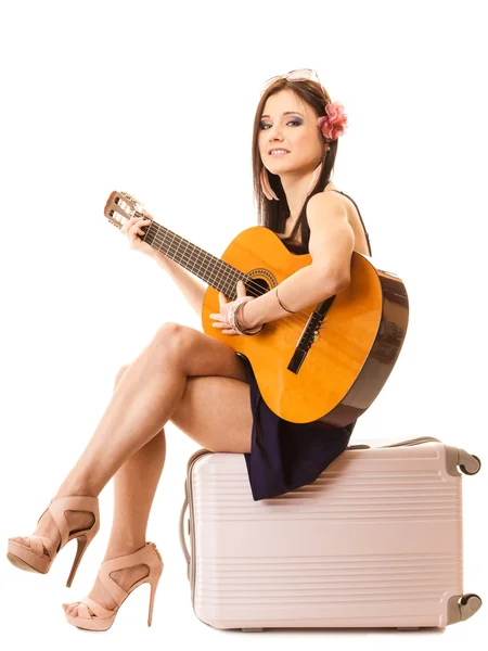 Frau mit Gitarre sitzt auf Koffer — Stockfoto