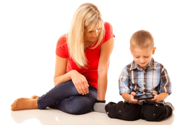 Moeder en zoon spelen video game — Stockfoto