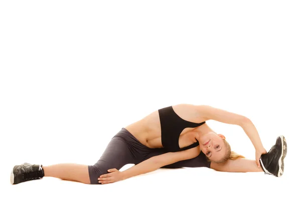 Vrouw in sportkleding stretching oefening doen — Stockfoto