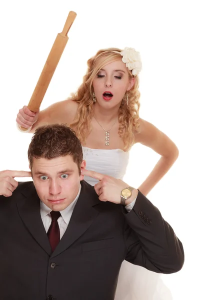 Bride holds rolling pin in fight with groom — Stock Photo, Image