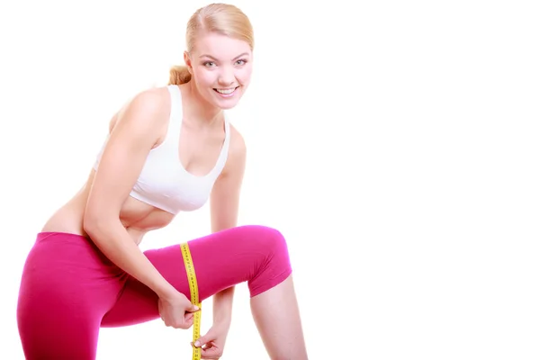 Fitness kvinna mäta hennes lår — Stockfoto