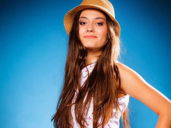Dospívající dívka v slaměný klobouk — Stock fotografie
