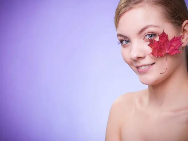 Young woman with maple leaf — Stock Photo, Image