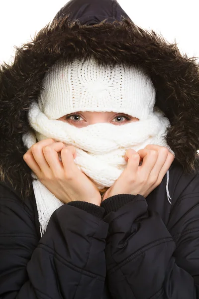 Frau verdeckt ihr Gesicht mit Schal — Stockfoto