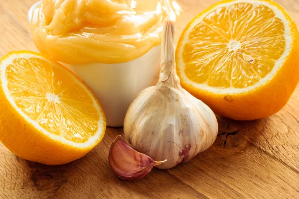Медовый чеснок и лимон на столе . — стоковое фото
