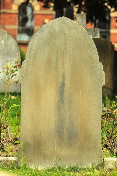 Tomba di pietra e tombe sul cimitero — Foto Stock