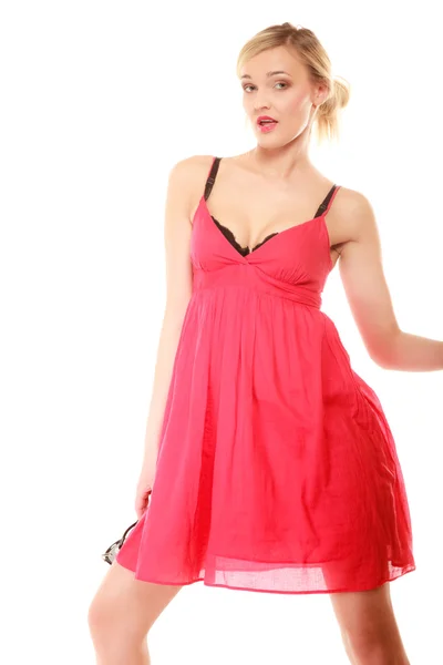 Söt flicka poserar i röd klänning — Stockfoto