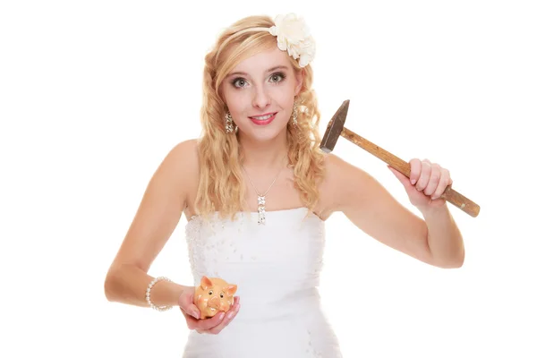 Невеста с молотком собирается разбить копилку — стоковое фото