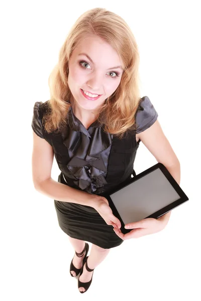 Mujer de negocios con tableta touchpad sonriendo — Foto de Stock