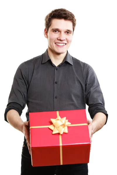 Man geven rode geschenkdoos — Stockfoto
