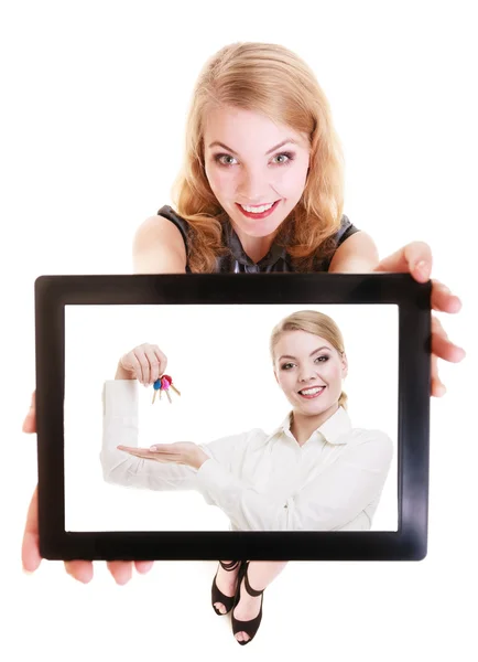 Real estate agent showing keys — Stock Photo, Image