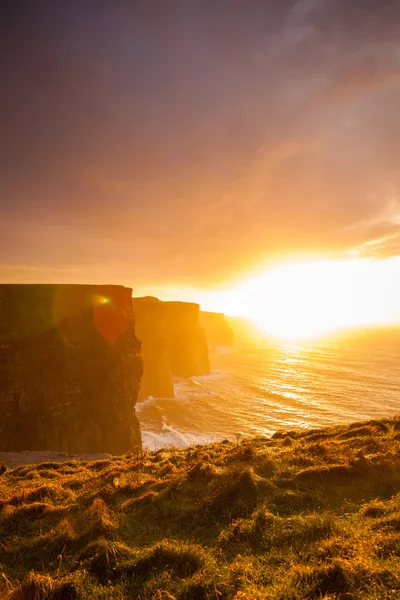 Klipporna i moher vid solnedgången — Stockfoto