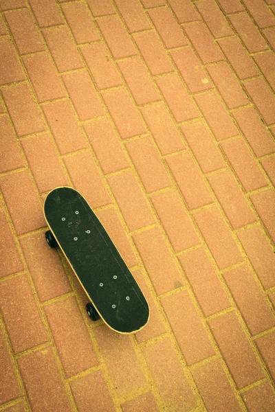 Skateboard na konkrétní pozadí — Stock fotografie
