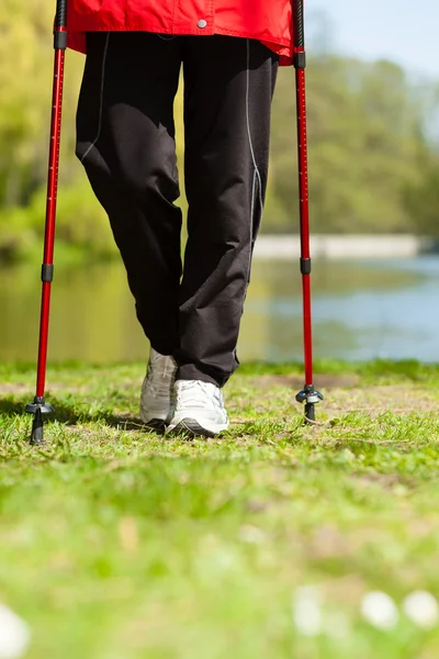 Frau wandert im Park. — Stockfoto