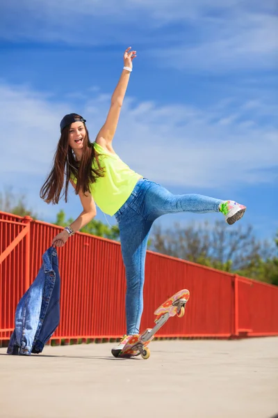 Summer sport. Cool girl skater riding skateboard — Stock Photo, Image