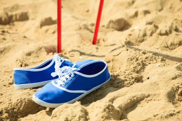 Caminata nórdica. palos y zapatos violeta en una playa de arena —  Fotos de Stock