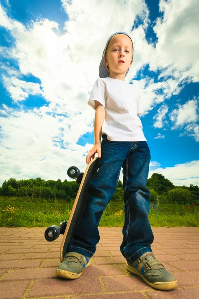 Chłopiec z jego skateboard. — Zdjęcie stockowe