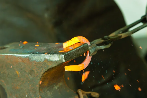 Hammering glowing steel - to strike while the iron is hot. — Stock Photo, Image