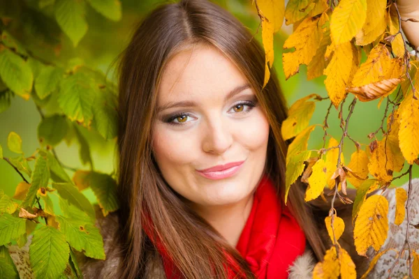 Frau lächelt im herbstlichen Park. — Stockfoto