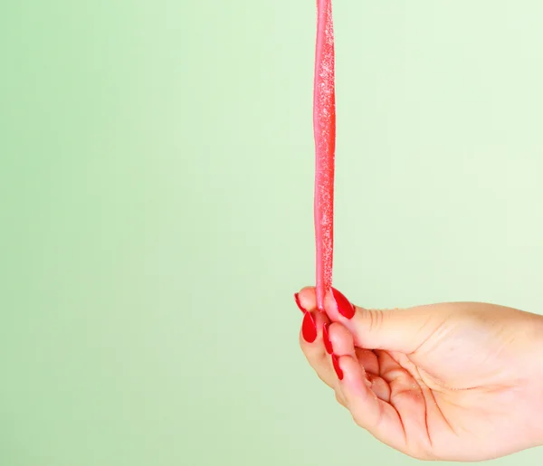 Weibliche Hand mit süßen Lebensmitteln Gelee Bonbons — Stockfoto