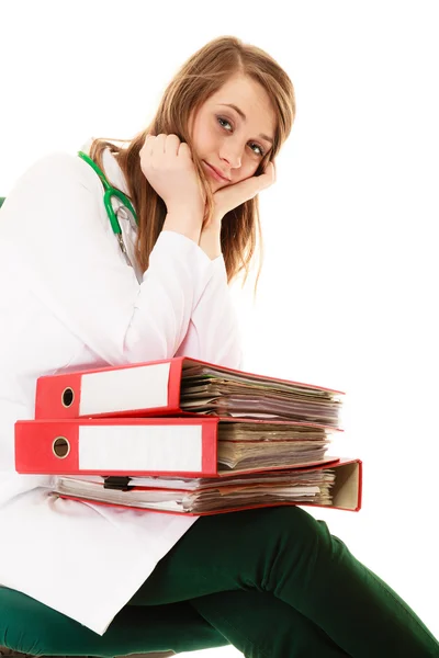 Arzt sitzt mit Aktenstapel — Stockfoto