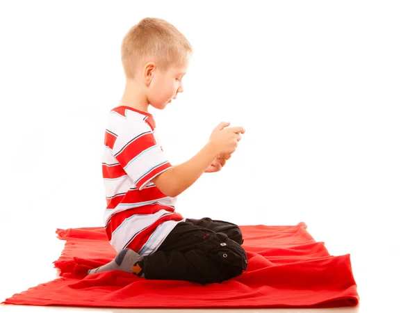 Kleine jongen die spelletjes speelt op de smartphone — Stockfoto