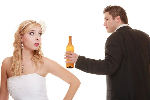 Sposa e sposo bevente . — Foto Stock