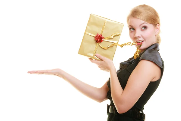 Donna con confezione regalo — Foto Stock