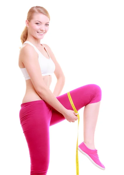 Fit woman   measuring her thigh — Stock Photo, Image