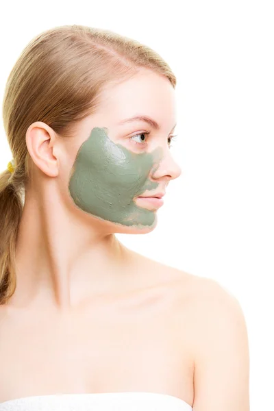 Vrouw met klei modder masker op gezicht. — Stockfoto