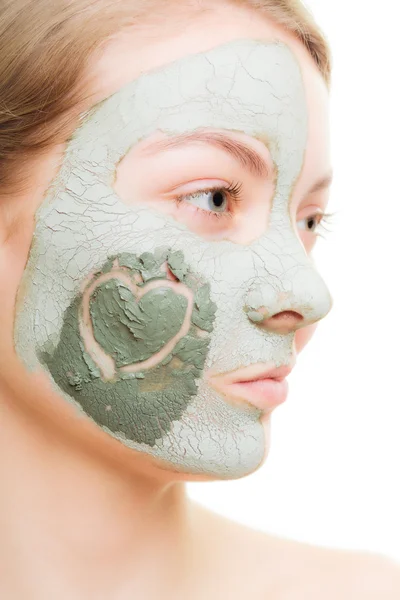 Vrouw met klei modder masker op gezicht. — Stockfoto