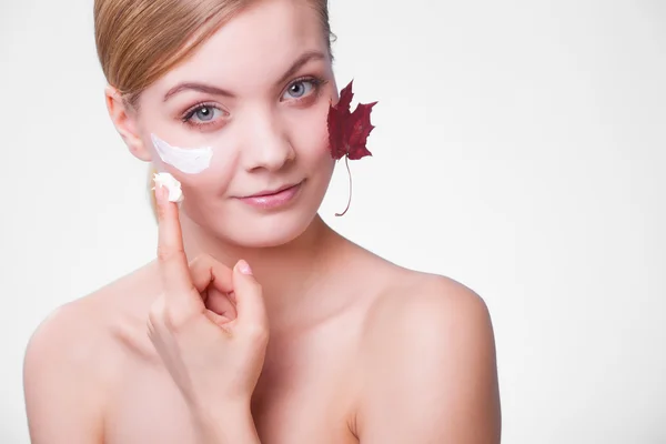 Rostro de mujer joven con hoja de arce rojo . —  Fotos de Stock