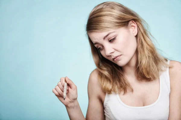 Vrouw controleren thermometer. — Stockfoto