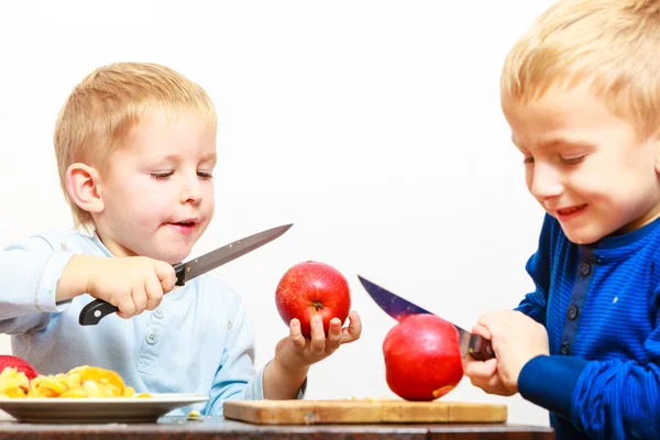 Kinder schneiden Äpfel. — Stockfoto
