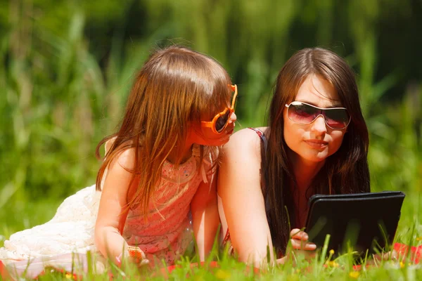 Мати і дочка використовують планшетний ПК — стокове фото