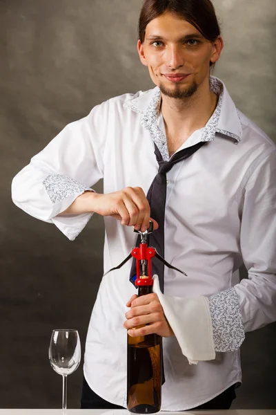 Man opening fles wijn — Stockfoto